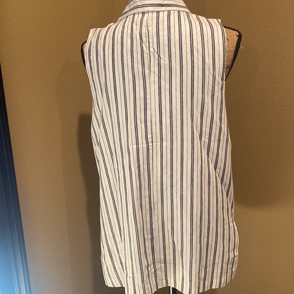 Cupcakes and Cashmere striped vest nwt size small - Picture 2 of 2